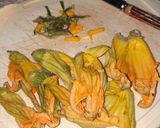 Foto del paso 1 de la receta: Flores de zapallo en lingote