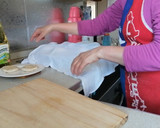Foto del paso 4 de la receta: Pan amasado con chicharrones como en el campo chileno