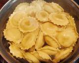 Foto del paso 4 de la receta: Pasta fresca con coles de bruselas al ajillo