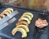 Une image de l'étape 8 de Côtes de porc aux demies lunes de courgette ronde marinées grillées.
