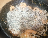 Foto del paso 4 de la receta: Revuelto de gulas con langostinos y jamón