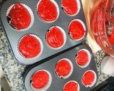 A picture of step 5 of Red velvet cupcakes🤤.