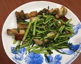 รูปขั้นตอนการทำที่ 5 ของ ผัดผักบุ้งหมูกรอบ