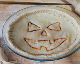 Foto del paso 15 de la receta: Empanada de pimiento y chorizo terrorífica🎃