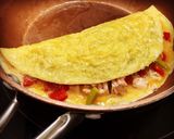 Foto del paso 2 de la receta Tortilla de bonito en escabeche, pimiento rojo asado y piparras 🤩🤩