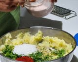A picture of step 4 of Aloo paratha.