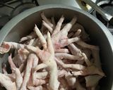 Foto del paso 2 de la receta: Sopipita de patas de pollo para tu mascota