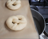 Foto del passaggio 8 della ricetta I bretzel (Pretzel)