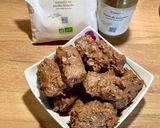 Une image de l'étape 5 de Barres protéinées beurre de cacahuète, purée de noisettes Omie, coco, poudre d’amande et chocolat.