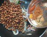 A picture of step 3 of Hing masaledar kala chana.