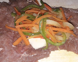 Foto del paso 4 de la receta: Rollitos de res rellenos con queso y vegetales🥕🍅