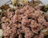 Foto del paso 7 de la receta: Hojaldres de champiñones, atún huevo queso aceitunas