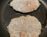 Foto del paso 1 de la receta: Doble chicken cheese burger con pepinillo