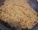 Foto langkah ke 4 dari resep Mi kuah susu.
