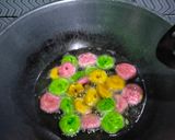 Foto langkah ke 6 dari resep Donat mini glasir gula.