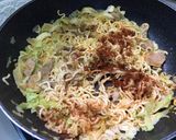 รูปขั้นตอนการทำที่ 7 ของ มาม่าผัดไข่เค็มหมู