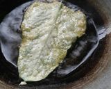 Foto langkah ke 4 dari resep Keripik Daun Bayam.