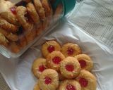 Foto langkah ke 4 dari resep Strawberry Cheese Thumbprint Cookies.