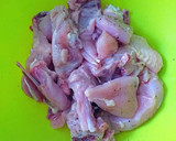 Foto del paso 3 de la receta: Pollo confitado al ajillo con palos de patatas fritas y mayonesa