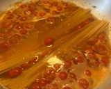 Foto del passaggio 3 della ricetta Spaghetti in padella 83 datterino e acciughe salate