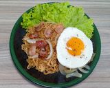 Hình bước làm 3 của món Mì gói xào bacon & trứng ốp la