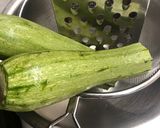 A picture of step 1 of Strapatsada with Zucchini.