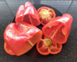 Foto del paso 1 de la receta: Pimientos rojos rellenos de carne y verduritas
