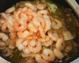 Foto del paso 2 de la receta: Patatas en salsa con langostinos y champiñones