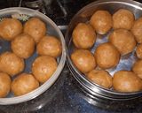 A picture of step 3 of Besan ke ladoo.