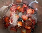 A picture of step 4 of Strawberry Popsicles.