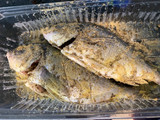 Pescado dorado frito