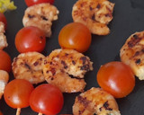 Foto del paso 3 de la receta: Mini brochetas de tomates cherry y gambas marinadas