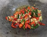 Foto langkah ke 4 dari resep Tumis Asam Cumi Jagung Muda.