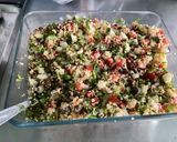 Une image de l'étape 24 de Taboulé aux tomates, légumes, raisins, herbes et épices.