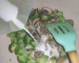 Foto langkah ke 3 dari resep Tumis Brokoli Jamur Kancing.
