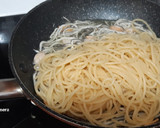 Foto del paso 5 de la receta: Espaguetis con gulas y gambas