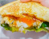 Hình bước làm 4 của món Bánh mì sanwich trứng ốp la bơ trái