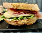 Foto del paso 4 de la receta: Sándwich de jamón y pera con queso cremoso de ajo negro