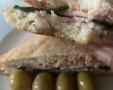 Foto del paso 11 de la receta: Bocadillo frío de fiambre de pollo, con allioli, tomate y rúcula