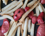 Foto del paso 4 de la receta: Salchipapa gourmet para un domingo de ocio