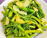 Hình bước làm 2 của món Rau Nhút Xào Tỏi