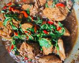 Foto langkah ke 5 dari resep Ayam Tumis Daun Kemangi.