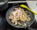 A picture of step 3 of Creamy mushroom pasta.