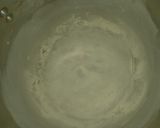 صورة لخطوة 3 من وصفة كيكة الفانيلا في طنجرة الضغط بصوص الشوكولا 😋