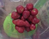 Foto langkah ke 3 dari resep Jus Strawberry.