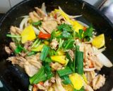 Hình bước làm 3 của món Chân vịt rút xương xào dứa