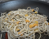 Foto del paso 3 de la receta: Pasta negra con gulas al ajillo