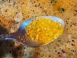 Albóndigas con rape, gamba langostinera y salsa de curry