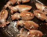 Foto del paso 10 de la receta Choquitos a la plancha en su tinta, con aceite de ajo y perejil