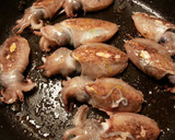 Foto del paso 10 de la receta: Choquitos a la plancha en su tinta, con aceite de ajo y perejil